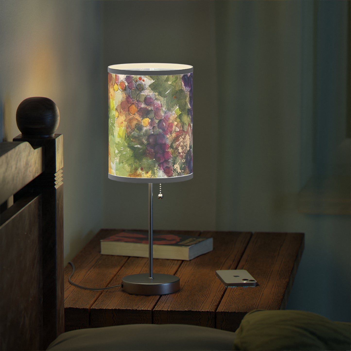 Uvas regordetas en la lámpara de vid sobre un soporte, enchufe EE. UU.|CA