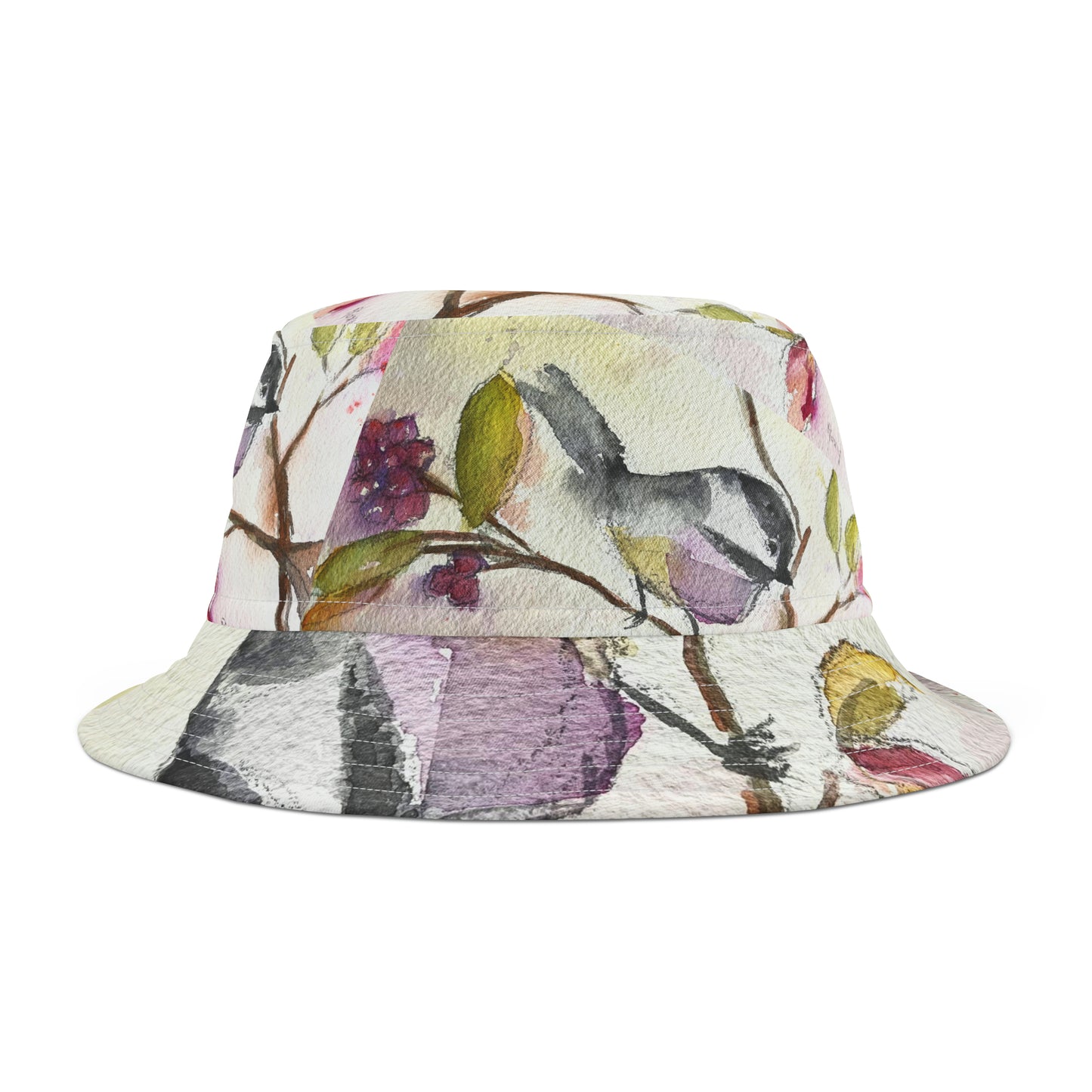 Sombrero de cubo Chickadee en un árbol de bayas