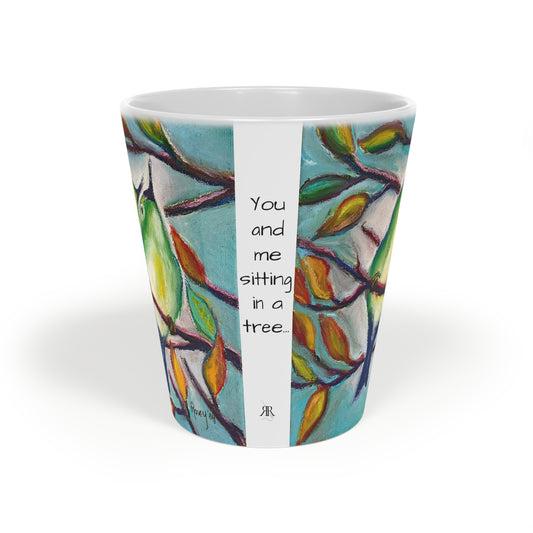 Lindas currucas abrazadas "Tú y yo sentados en un árbol..." Taza de café con leche, 12 oz
