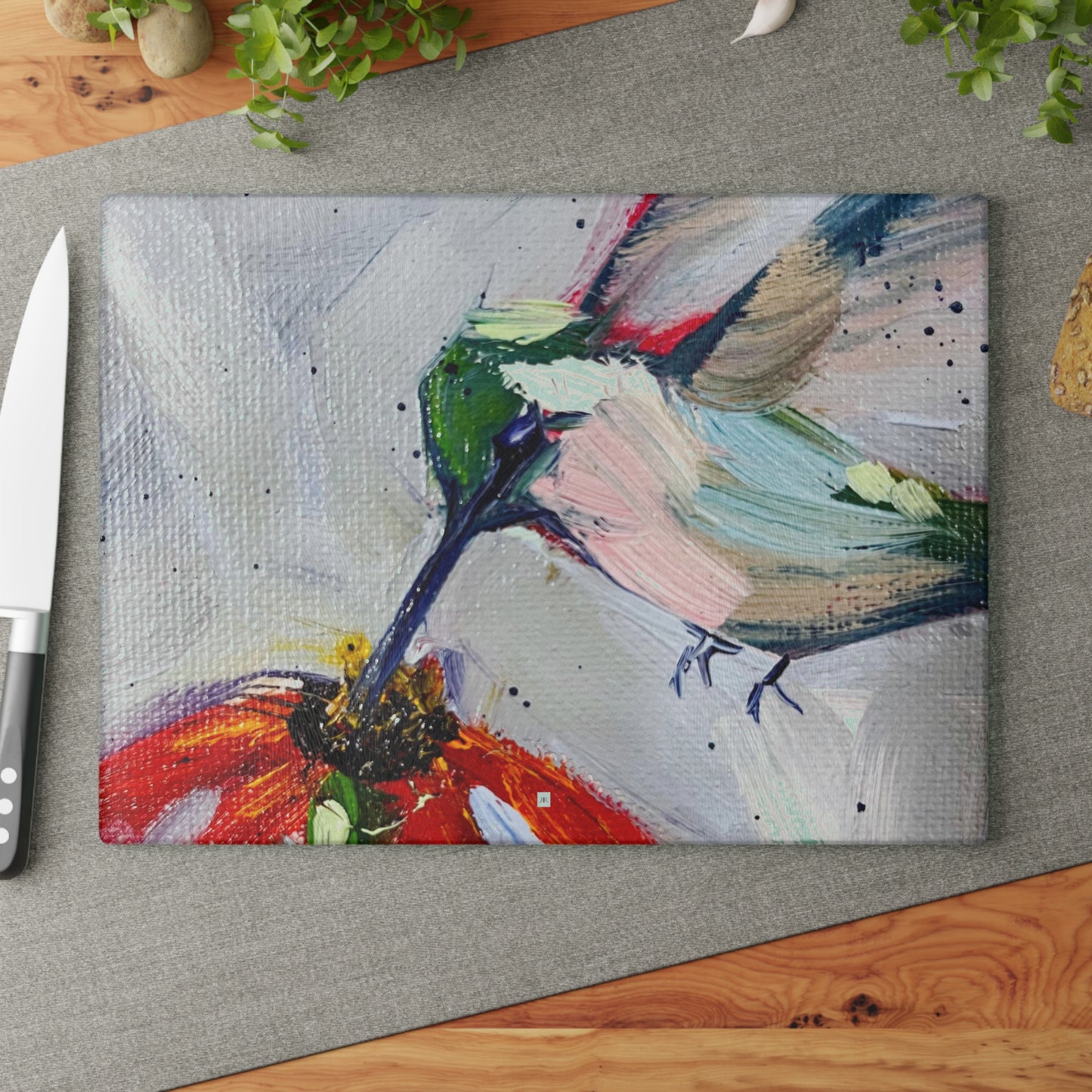 Colibri sur une planche à découper en échinacée