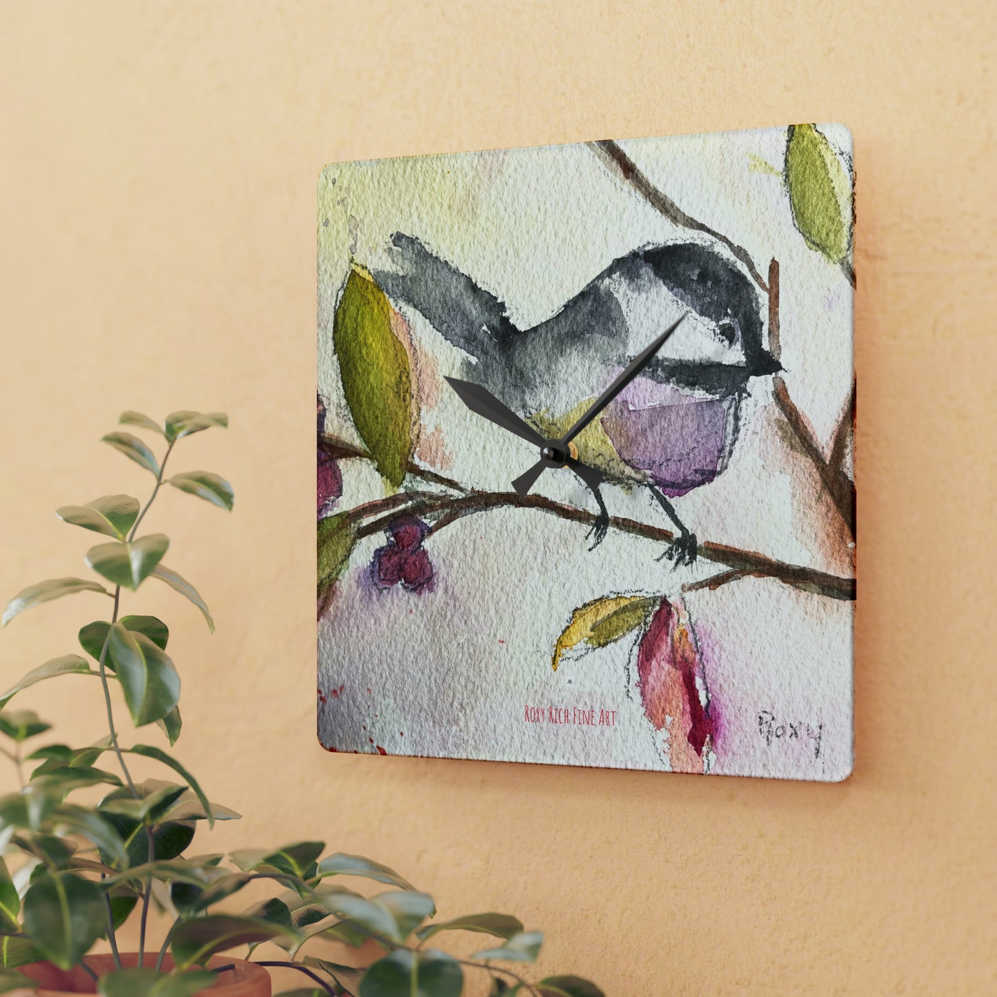 Reloj de pared acrílico Chickadee en un árbol de bayas