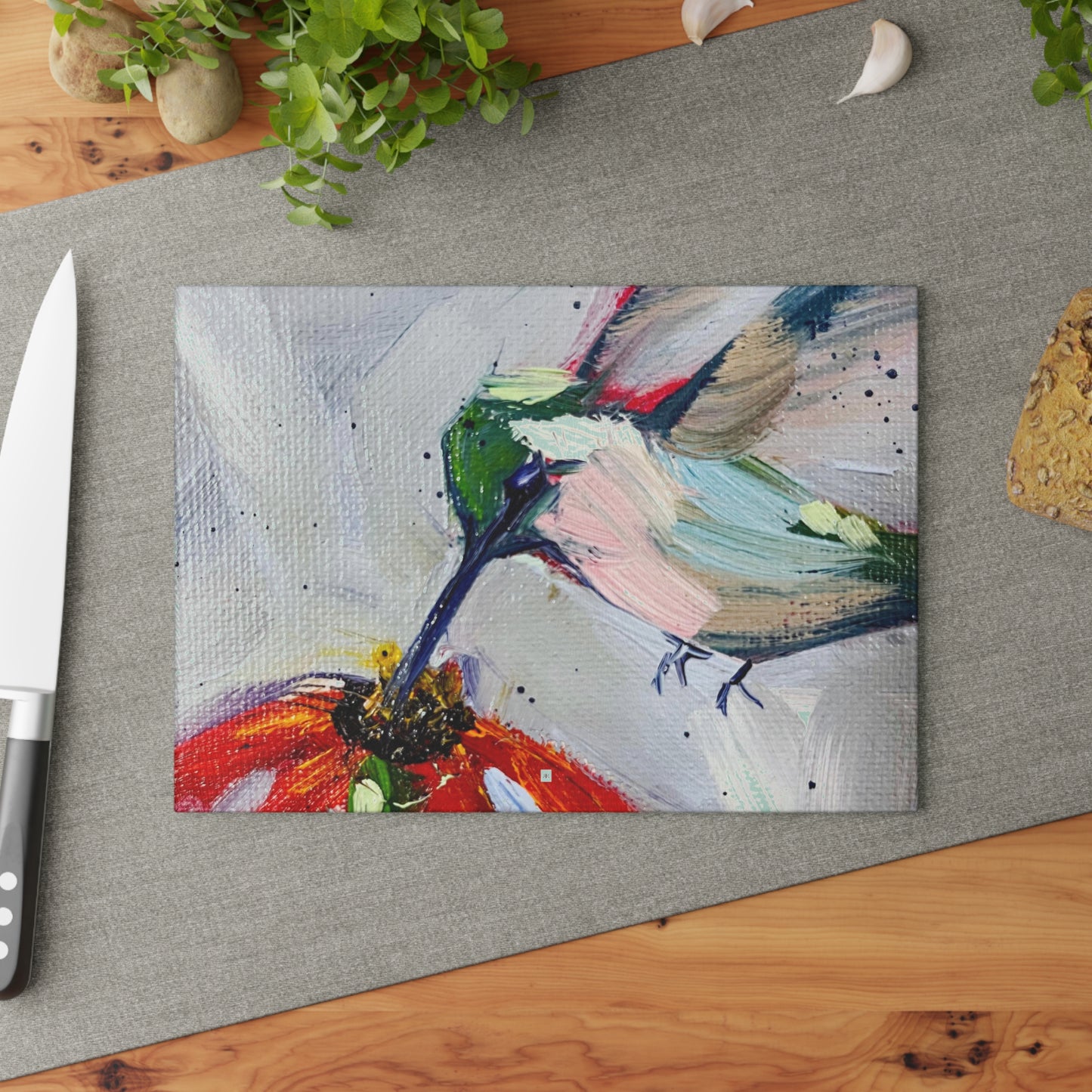 Colibri sur une planche à découper en échinacée