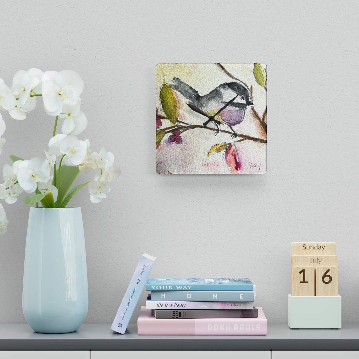 Reloj de pared acrílico Chickadee en un árbol de bayas