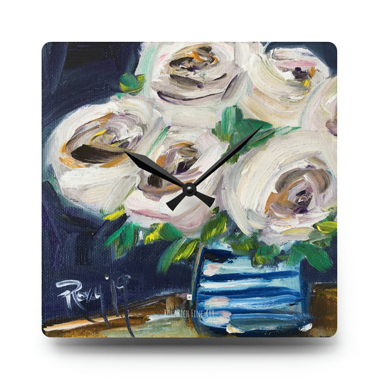 Reloj de pared acrílico con rosas blancas en un jarrón a rayas 
