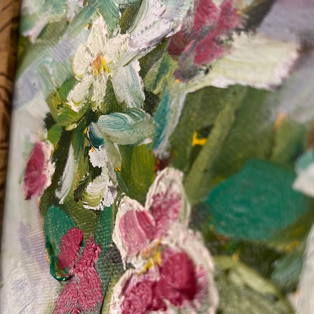 Déesse du jardin (oiseaux et fleurs) - Peinture à l’huile originale encadrée