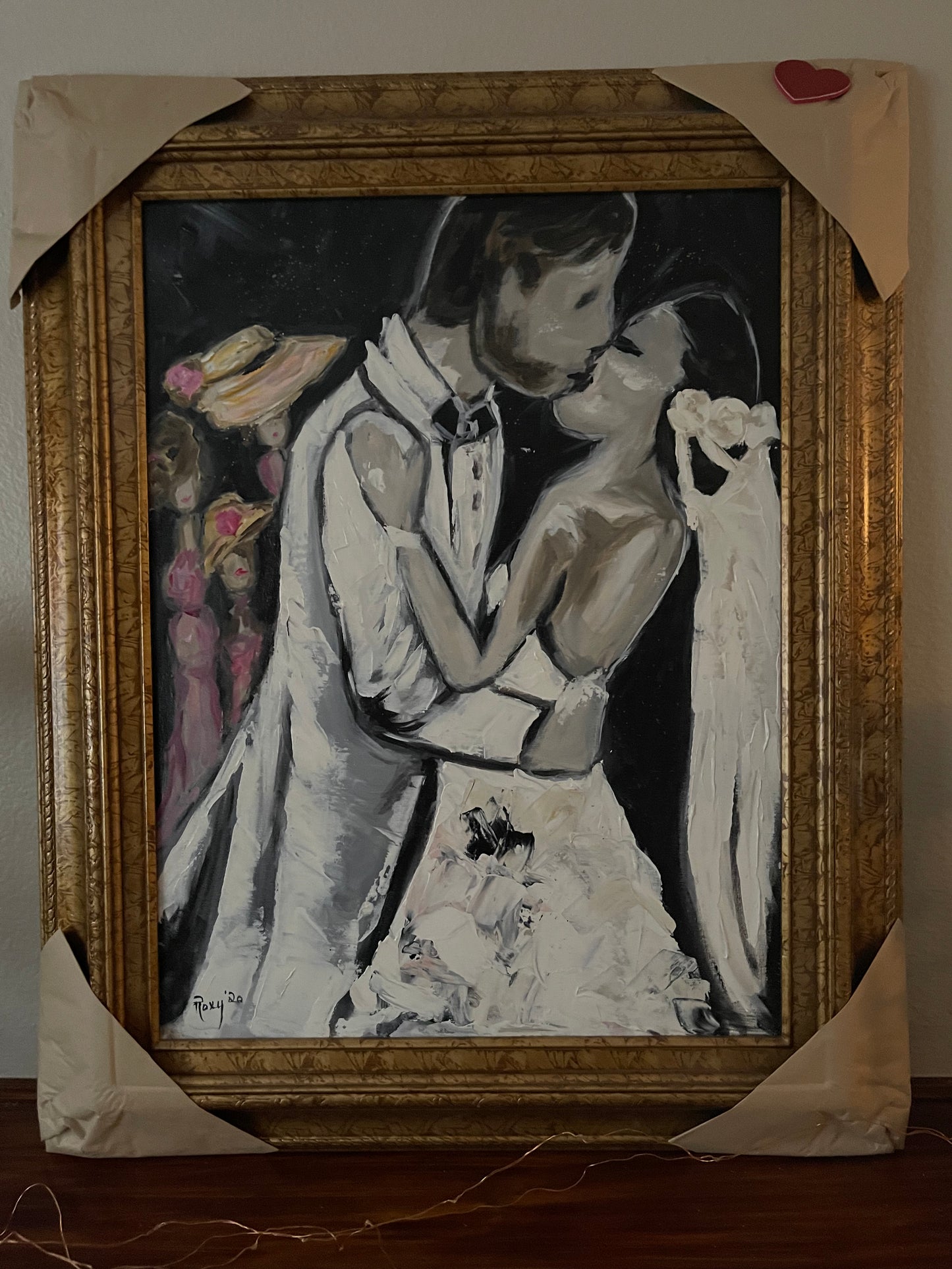 Enfin, peinture originale des mariés et des mariés s'embrassant encadrée
