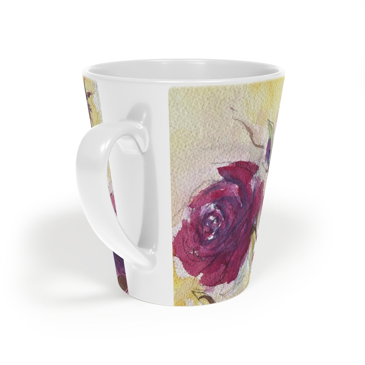 Taza de café con leche con rosas rojas esponjosas, 12 oz