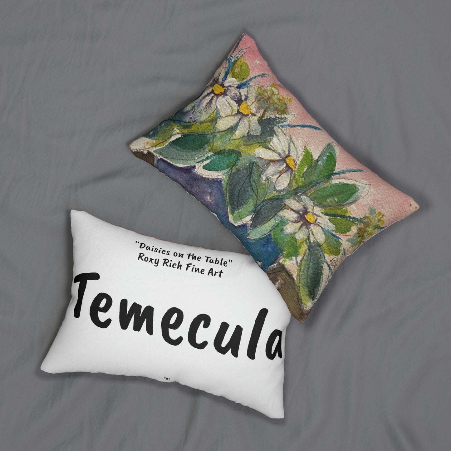 Almohada lumbar Temecula con "Daisies on the Table" Roxy Rich Fine Art y "Temecula"