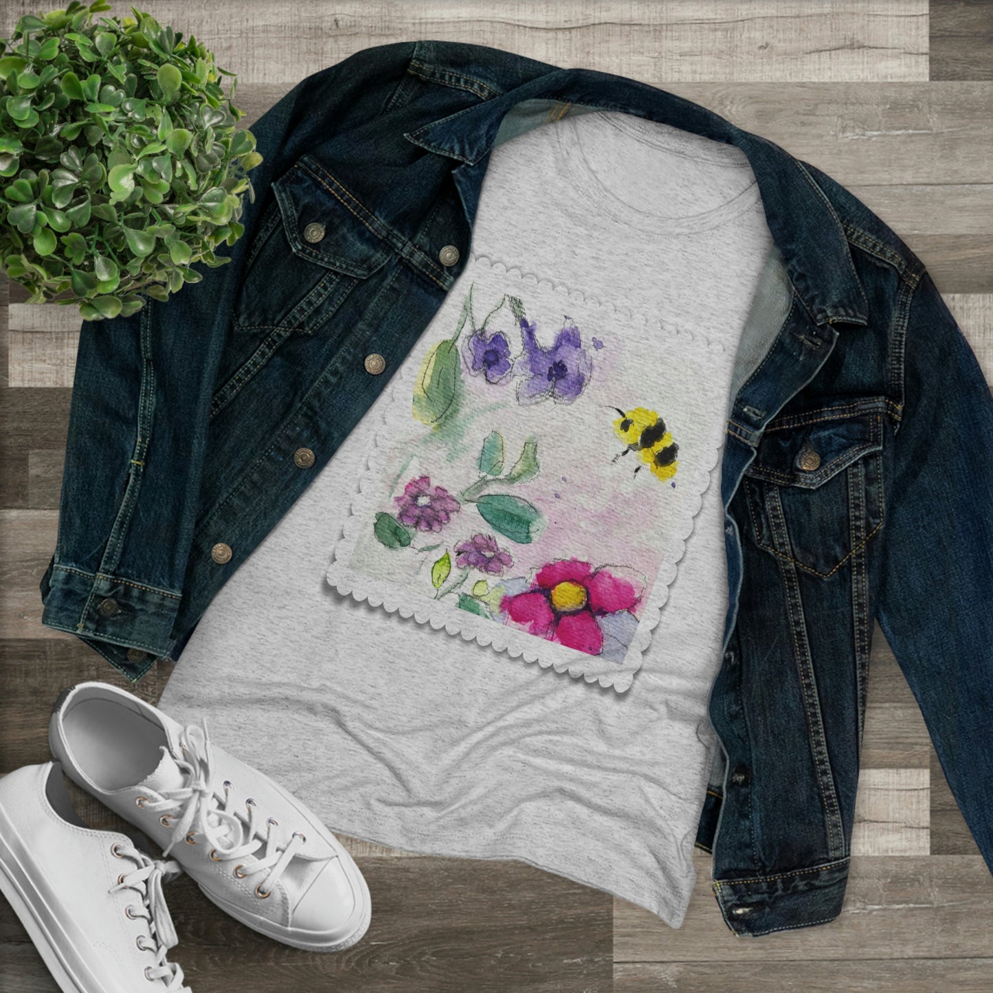 Bumble Bee in the Garden Camiseta Triblend ajustada para mujer