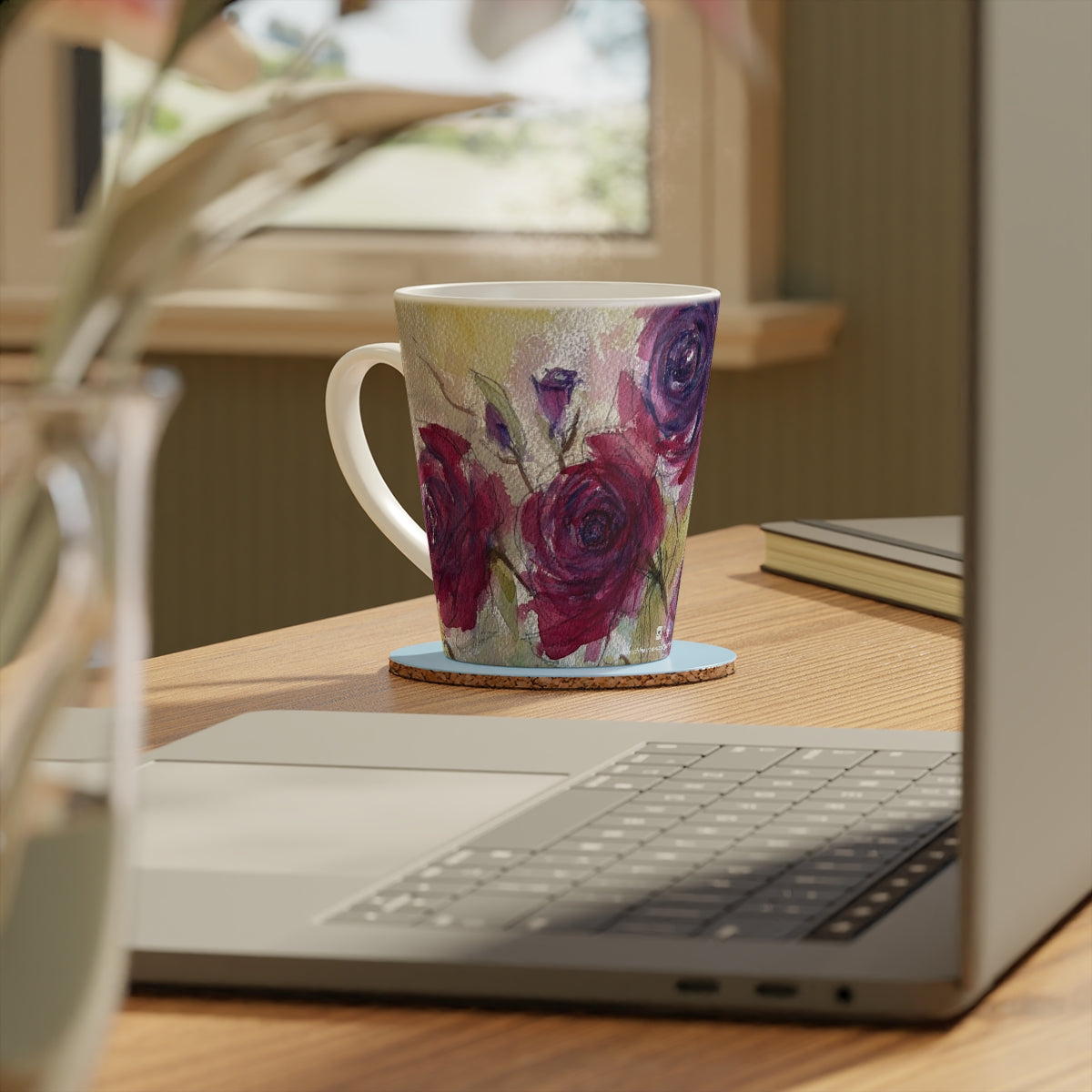 Taza de café con leche con rosas rojas esponjosas, 12 oz