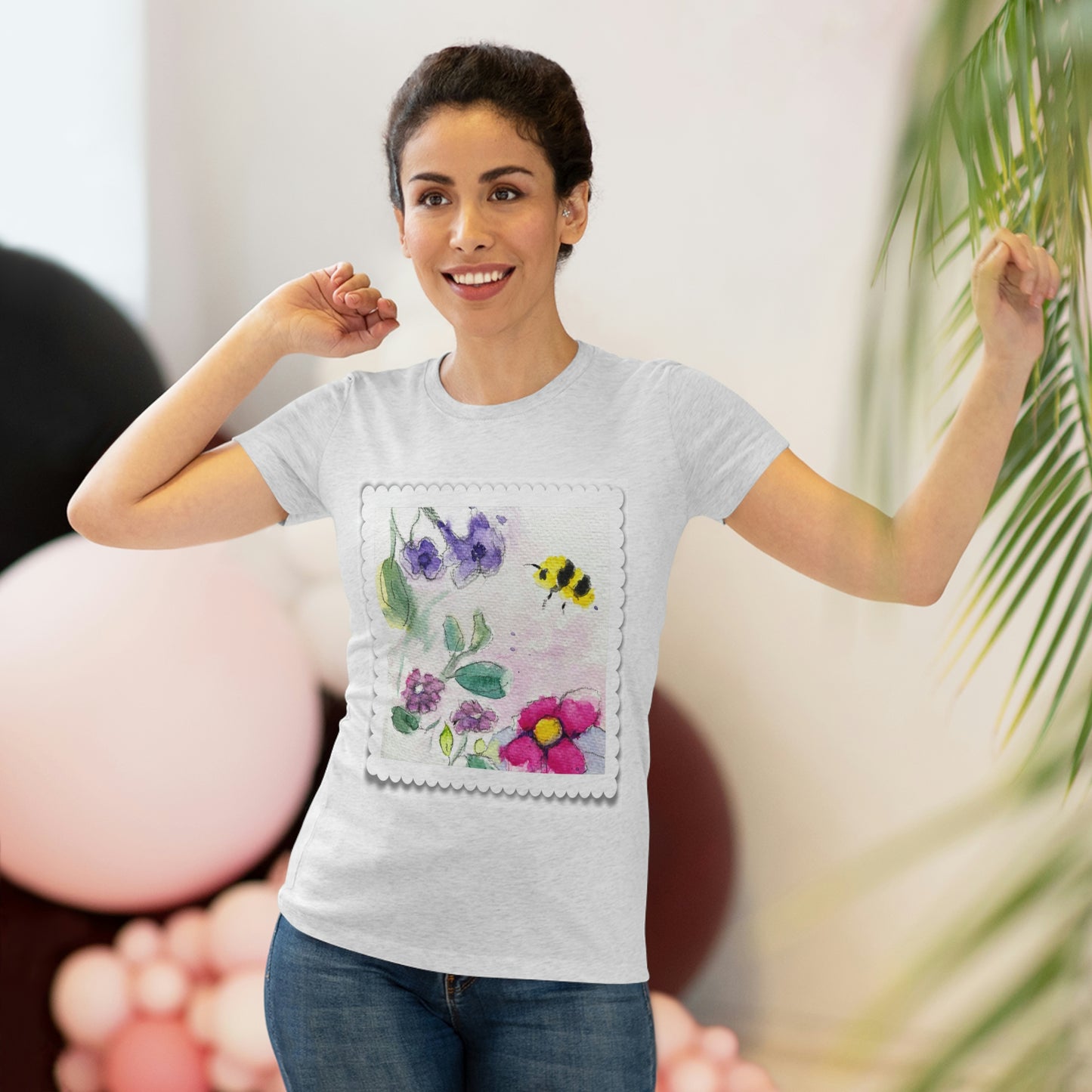 Bumble Bee in the Garden Camiseta Triblend ajustada para mujer