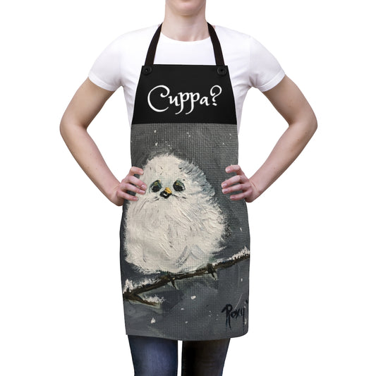 Une tasse de thé ? Phrase anglaise du Royaume-Uni disant sur un tablier de cuisine noir avec un oiseau de mésange de bébé original dans la neige Peinture Art Print Wearable Art