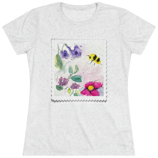 Bumble Bee in the Garden Camiseta Triblend ajustada para mujer