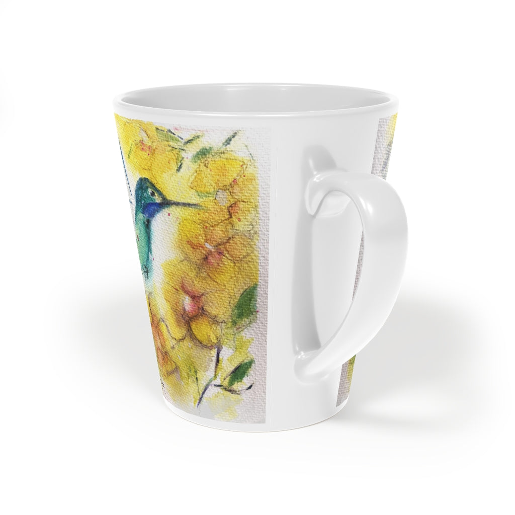 Tasse à latte Colibri parmi les fleurs jaunes, 12 oz